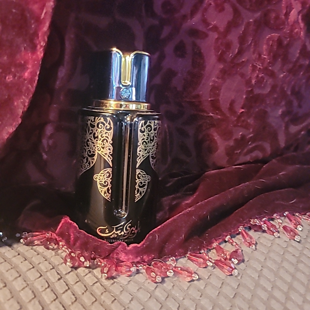 BLUEBERRY MUSK NICHE Elegant Black & Gold Women's Fragrance Bottle